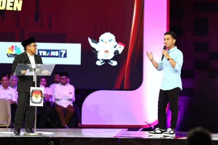 FOTO: Calon wakil presiden Gibran Rakabuming Raka saat digelar debat cawapres di Jakarta Convention Center, Minggu (21/1) malam. (properti media soal milik prabowo subianto)