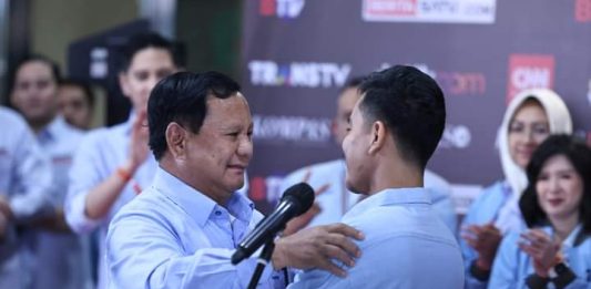 Walau Tidak Terbukti Miliki Ijazah SMA, MK tidak Dapat Membatalkan Kedudukan Gibran sebagai Wapres FOTO: Calon Presiden Prabowo Subianto dan Calon Wakil Presiden Gibran Rakabuming Raka (properti media soal milik prabowo subianto)