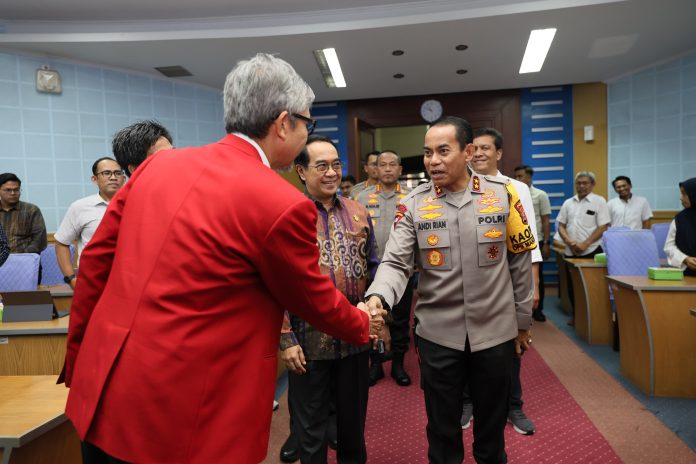 FOTO: Kapolda Sulsel Irjen Pol Andi Rian R Djajadi, S.I.K., M.H. saat melakukan Kunjungan Silaturahmi Ke UNHAS (Universitas Hasanuddin) Makassar Pada Senin, (22/01/2024).