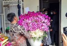 Ditengah Kabar Bakal Bertemu, Jokowi Kirim Bunga Ucapan Selamat Ultah ke 77 kepada Megawati FOTO: Presiden RI Joko Widodo (Jokowi) mengirim karangan bunga pada hari ulang tahun Ke-77 Ketua Umum PDI Perjuangan (PDIP) Megawati Soekarnoputri, Selasa (23/1/2023).(kompas)