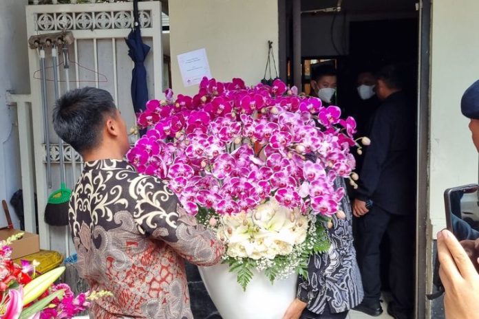 FOTO: Presiden RI Joko Widodo (Jokowi) mengirim karangan bunga pada hari ulang tahun Ke-77 Ketua Umum PDI Perjuangan (PDIP) Megawati Soekarnoputri, Selasa (23/1/2023).(kompas)