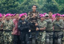 Tingkat Kepercayaan Publik ke TNI dan Presiden Diatas 80 Persen FOTO: Presiden Joko Widodo (tengah) dipanggul prajurit Korps Marinir seusai upacara pengarahan di Lapangan Utama Markas Korps Marinir, Cilandak, Jakarta Selatan, Jumat (11/11). Presiden menegaskan, loyalitas Korps Marinir TNI Angkatan Laut kepada negara dan rakyat, setia pada Pancasila, UUD 1945, NKRI, Bhineka Tunggal Ika sudah tak perlu diragukan lagi. ANTARA FOTO/Yudhi Mahatma/pd/16