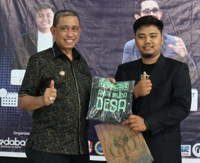 FOTO: Paling Kanan, Musmuliadi Founder ANAK MUDA DESA