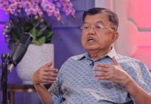 JK Klaim Bisnisnya Mulai di Intimidasi Usai Dukung AMIN FOTO: akil Presiden ke-10 dan 12 Jusuf Kalla dalam acara Podcast Political Show CNN Indonesia. (CNN Indonesia/Adhi Wicaksono)