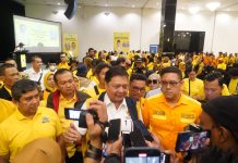 Airlangga Minta Kader Golkar Cirebon Menangkan Prabowo-Gibran FOTO: Ketua Umum DPP Partai Golkar Airlangga Hartarto saat menemui awak media di Hotel Prima Cirebon, Rabu (24/1/2024).