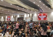 KPU Lantik 5.7 Juta Lebih Petugas KPPS di Seluruh Indonesia FOTO: Suasana pelantikan melantik 28.028 orang KPPS se kota Makassar. Berlangsung di hotel claro. Kamis (24/1/2024)