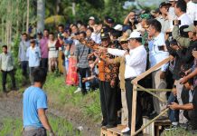 Mentan Amran Apresiasi Kinerja NTB untuk Meningkatkan Produksi Padi dan Jagung Indonesia FOTO: Pertanian (Mentan) Andi Amran Sulaiman memimpin gerakan tanam padi bersama petani Desa Batu Jai, Kecamatan Praya Barat, Lombok Tengah, Nusa Tenggara Barat (NTB), Kamis (25/1/2024).