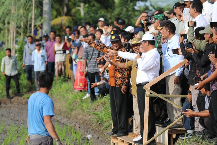 FOTO: Pertanian (Mentan) Andi Amran Sulaiman memimpin gerakan tanam padi bersama petani Desa Batu Jai, Kecamatan Praya Barat, Lombok Tengah, Nusa Tenggara Barat (NTB), Kamis (25/1/2024).