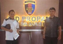 Dianggap Tidak Profesional, 6 Penyidik Satres Narkoba Polres Pinrang Diadukan ke Kabid Propam Polda Sulsel FOTO: Aldin Bulen, SH,. MH dan Yandi Ada, SH saat mengadukan 6 penyidik Satres Narkoba Polres Pinrang