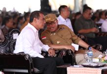 Mentan Andi Amran Serukan Swasembada Padi dan Jagung dari NTB FOTO: Menteri Pertanian (Mentan) Andi Amran Sulaiman dan Pj. Gubernur NTB Lalu Gita Ariandi hadir bersama ribuan petani, penyuluh, pengecer pupuk dan Babinsa Wilayah Lombok Tengah.