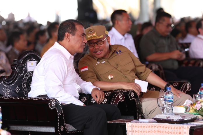 FOTO: Menteri Pertanian (Mentan) Andi Amran Sulaiman dan Pj. Gubernur NTB Lalu Gita Ariandi hadir bersama ribuan petani, penyuluh, pengecer pupuk dan Babinsa Wilayah Lombok Tengah.