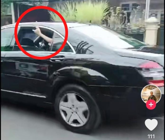 Tangkap layar pose dua jari dari dalam mobil kepresidenan (sumber akun tiktok @kedaidepaktugiman