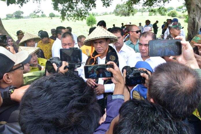 FOTO: Menteri Pertanian (Mentan) Andi Amran Sulaiman saat menemui awak media usai penanaman jagung dan menyerahkan bantuan dan berdialog dengan petani di Desa Labuan, Kecamatan Labuan Badas, Kabupaten Sumbawa, NTB, Kamis (25/1/2024).