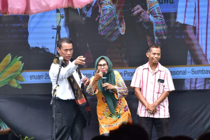 FOTO: Menteri Pertanian (Mentan) Andi Amran pada kegiatan pembinaan penyuluh di halaman Kantor Bupati Sumbawa Besar, Kamis (25/1/2024).