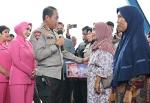 Kapolda Sulsel Bagikan Ribuan Paket Sembako Ke Masyarakat Kurang Mampu di Sinjai FOTO: Kapolda Sulsel Irjen Pol Andi Rian R Djajadi, saat memberikan bantuan sembako kepada warga di kabupaten sinjai dalam giat Bakti Sosial dan Bakti Kesehatan di alun-alun Kota Sinjai, Jl Tondong, Kecamatan Sinjai Utara, Kabupaten Sinjai, Kamis (25/1/2024) siang.