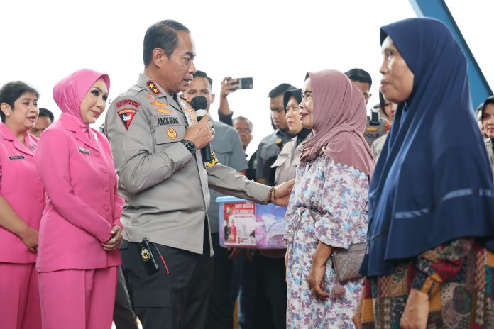 FOTO: Kapolda Sulsel Irjen Pol Andi Rian R Djajadi, saat memberikan bantuan sembako kepada warga di kabupaten sinjai dalam giat Bakti Sosial dan Bakti Kesehatan di alun-alun Kota Sinjai, Jl Tondong, Kecamatan Sinjai Utara, Kabupaten Sinjai, Kamis (25/1/2024) siang.