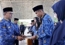 Pemerintah Pusat Beri Bantuan Gaji untuk PPPK Tahun 2024 di Sulsel Sebesar Rp637 milyar lebih, Pemkot Makassar Terbesar ILUSTRASI: Wali kota Makassar saat memberikan Surat Keputusan pengangkatan Pegawai Pemerintah dengan Perjanjian Kerja (PPPK) di lingkup Pemerintah Kota Makassar.