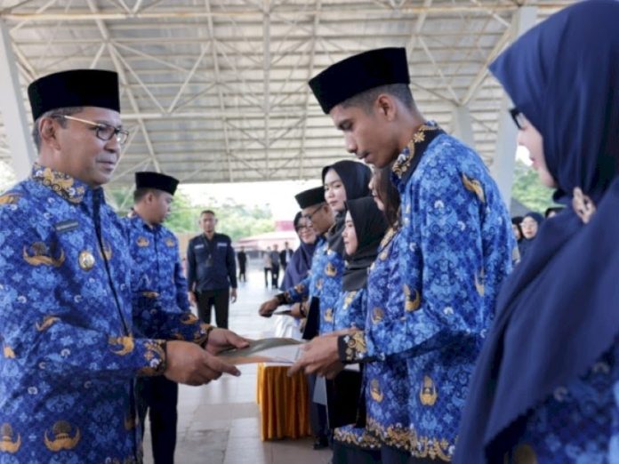 ILUSTRASI: Wali kota Makassar saat memberikan Surat Keputusan pengangkatan Pegawai Pemerintah dengan Perjanjian Kerja (PPPK) di lingkup Pemerintah Kota Makassar.