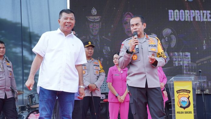 FOTO: Kiri Bupati Andi Muchtar Ali Yusuf dan Kapolda Sulawesi Selatan Irjen Pol Andi Rian R Djajadi di rumah jabatan Bupati Bulukumba, Kamis 25 Januari 2024.