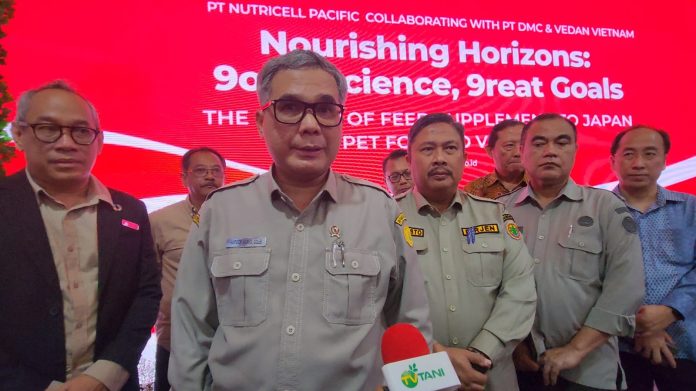 FOTO: Wakil Menteri Pertanian (Wamentan) Harvick Hasnul Qolbi menemui awak media usai melepas produk ekspor Suplemen Pakan Ternak dan Pakan Ternak Ke negara Jepang dan Vietnam, produk tersebut berasal dari PT. Nutricell Pacific, di Serpong Kabupaten Tangerang Selatan (29/01).