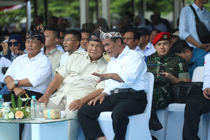 IMG-20240130-WA0159 FOTO: Kiri Menteri Pertahanan Prabowo Subianto dan Menteri Pertanian (Mentan) Andi Amran Sulaiman pada kegiatan Pembinaan Penyuluh Pertanian dan Petani serta Food Estate Partisipatif Provinsi Jawa Barat di Kabupaten Sumedang, Selasa (30/01/2024) siang.