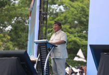 Menhan dan Mentan Dielu-elukan 60 Ribu Petani dan Peternak Se-Jawa Barat FOTO: Menteri Pertahanan Prabowo Subianto hadiri kegiatan Gerakan Peningkatan Produksi Pertanian Nasional Melalui Peningkatan Peran Kelompok Tani dan LMDH Se-Provinsi Jawa Barat, di Kab. Sumedang, pada Selasa, 30 Januari 2024.