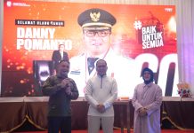 Rayakan Ulang Tahun Ke-60, Danny Pomanto Ungkap Kebahagiaan Didampingi Indira Yusuf Ismail FOTO: Wali Kota Makassar, Moh Ramdhan Pomanto, merayakan ulang tahunnya yang ke-60 didampingi istri tercintanya, Indira Yusuf Ismail di kediamannya, Jalan Amirullah, Selasa (30/01/2024).