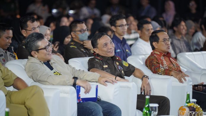 IMG-20240130-WA0246 FOTO: Kepala kejaksaan tinggi (Kajati) Sulawesi Selatan Leonard Eben Ezer Simanjuntak,SH.MH menghadiri talk Show sesi 2 Pemilu Damai dengan tema Literasi Pemilu untuk Demokrasi yang Sehat.