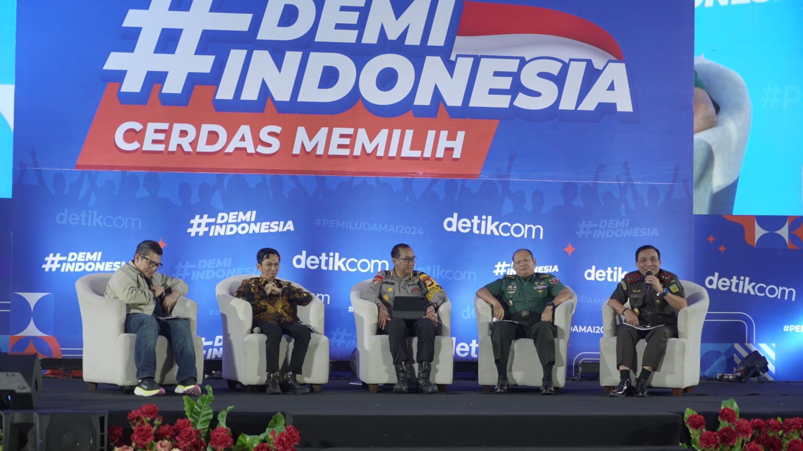 FOTO: Kepala kejaksaan tinggi (Kajati) Sulawesi Selatan Leonard Eben Ezer Simanjuntak,SH.MH menghadiri talk Show sesi 2 Pemilu Damai dengan tema Literasi Pemilu untuk Demokrasi yang Sehat.