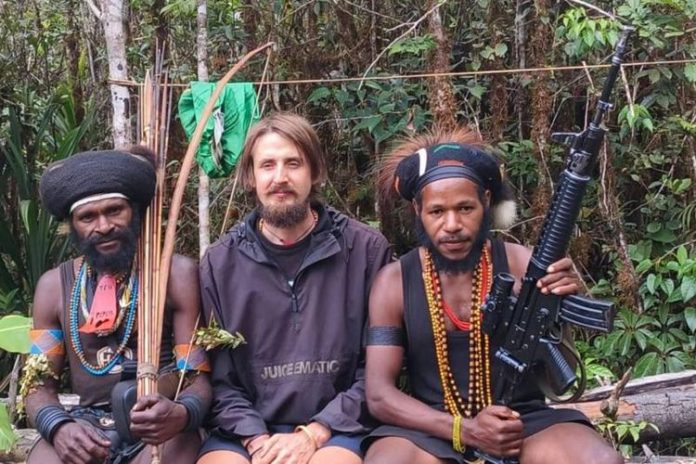 FOTO: Phillip Mark Mehrtens (tengah), bersama dua orang anggota TPNPB di satu lokasi yang tidak disebutkan.(TPNPB via BBC News Indonesia)