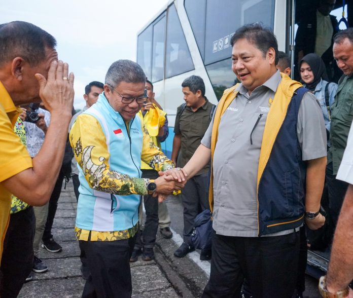 FOTO: Ketua DPD Partai Golkar Sulsel Taufan Pawe saat menerima kedatangan Ketua Umum Partai Golkar Airlangga Hartarto di Bandara Sultan Hasanuddin Makassar. Kamis (1/2)