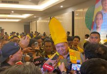 Beredar Kabar di Medsos Prabowo Jatuh Sakit, Airlangga: Alhamdulillah Beliau Sehat Walafiat Ada di Makassar FOTO: Airlangga Hartarto saat ditemui awak media di makassar. Kamis malam (1/2/2024)