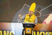 Ganjar Usul Wacana Hak Angket DPR, Airlangga: Partai Koalisi Pasti Menolak FOTO: Ketua Umum DPP Partai Golkar Airlangga Hartarto saat memberikan sambutan nya dalam kegiatan konsolidasi DPD partai Golkar se Sulawesi Selatan. Kamis malam (1/2/2024)