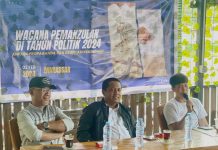 Bahas Tahun Politik, Aktifis di Makassar Gelar Dialog dan Deklarasi Tolak Wacana Pemakzulan FOTO: Kiri akademisi Dr. Arief Wicaksono dan Tokoh muda Sulsel Taqwa Bahar, dan paling kakan Fajar Muharram, mantan ketua Badan Eksekutif Mahasiswa (BEM) Fakultas Tarbiyah dan Pendidikan UIN Alauddin Makassar. Pemandu kegiatan dialog interaktif yang digelar di Cafe dan resto Bella, Makassar. Jumat (2/2/2024) siang.