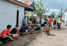 Wujudkan Lingkungan Bersih dan Sehat, Warga BTN Bumi Batara Mawang Kabupaten Gowa Rutin Gotong Royong FOTO: Giat kerja bakti itu guna menjaga dan memelihara kebersihan lingkungan sekitar RT 02, warga Komplek BTN Bumi batara mawang Permai RT 02 RW 01 Kelurahan Borong Loe, Kecamatan Bontomarannu, Kabupaten Gowa rutin melaksanakan kegiatan gotong royong yang melibatkan seluruh warga setempat, pada Minggu (4/2/2024)