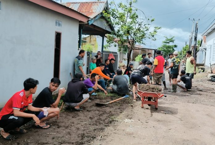 FOTO: Giat kerja bakti itu guna menjaga dan memelihara kebersihan lingkungan sekitar RT 02, warga Komplek BTN Bumi batara mawang Permai RT 02 RW 01 Kelurahan Borong Loe, Kecamatan Bontomarannu, Kabupaten Gowa rutin melaksanakan kegiatan gotong royong yang melibatkan seluruh warga setempat, pada Minggu (4/2/2024)