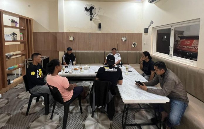 FOTO: 6 pengendara roda dua saat membuat pernyataan nya tidak lagi menggunakan knalpot brong dihadapan pihak Polsek Polres Parepare, Polda Sulawesi Selatan. Sabtu (4/02/2024) pukul 22.00 WITA.