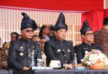 Kinerja Bupati Andi Utta Terbaik, Pemprov Sulsel Beri Hadiah Rp 10,8 milyar ke Pemkab Bulukumba, Bahtiar Terbaik Diberbagai Sektor FOTO: Dari Kanan Bupati Andi Muchtar Ali Yusuf, Pj Gubernur Sulawesi Selatan Bahtiar Baharuddin (Tengah) dan Wakil bupati bulukumba saat menghadiri puncak perayaan Hari Jadi Bulukumba ke-64 di Lapangan Pemuda Bulukumba, Minggu, 4 Februari 2024.