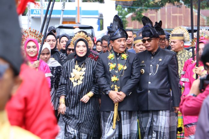 FOTO: Pj Gubernur Sulawesi Selatan Bahtiar Baharuddin saat menghadiri puncak perayaan Hari Jadi Bulukumba ke-64 di Lapangan Pemuda Bulukumba, Minggu, 4 Februari 2024.