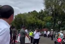 Bukan di Pilpres, Presiden Jokowi Bagi Sembako Saat Lebaran, Netizen: Masinton, Connie Hingga JK Kena Prank FOTO: Tangkap layar dari video viral saat Presiden Joko Widodo dituding bagi sembako saat Pilpres 2024. Faktanya Presiden bagi sembako di istana bogor saat jelang lebaran tahun lalu.