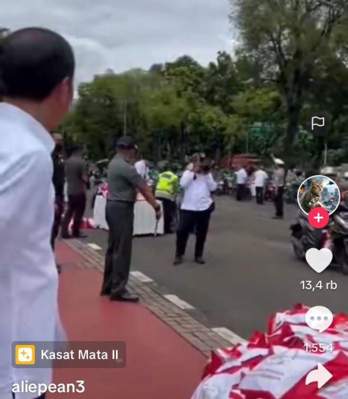 FOTO: Tangkap layar dari video viral saat Presiden Joko Widodo dituding bagi sembako saat Pilpres 2024. Faktanya Presiden bagi sembako di istana bogor saat jelang lebaran tahun lalu.