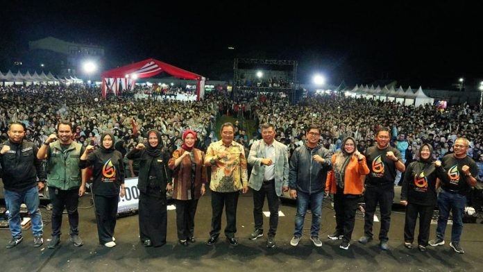 FOTO: Pj Gubernur Sulsel, Bupati dan Wakil bupati, muspika Bulukumba dan personel Armada band.