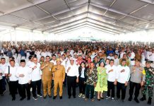 Mentan Kunjungi Sumut, 20.000 Petani Sambut di Medan FOTO: Menteri Pertanian, Andi Amran Sulaiman (Mentan Amran), hadir pada acara Bimbingan Teknis dan Pembinaan Penyuluh, Peternak, Perkebunan dan Pengurus Kelompok Tani Wilayah Sumatera Utara. Disambut 20.000 petani di Lapangan Benteng Kota Medan, Senin (5/2)