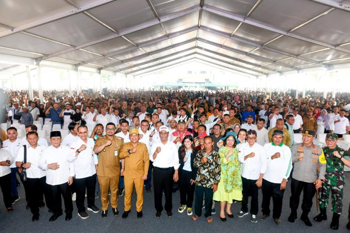 FOTO: Menteri Pertanian, Andi Amran Sulaiman (Mentan Amran), hadir pada acara Bimbingan Teknis dan Pembinaan Penyuluh, Peternak, Perkebunan dan Pengurus Kelompok Tani Wilayah Sumatera Utara. Disambut 20.000 petani di Lapangan Benteng Kota Medan, Senin (5/2)