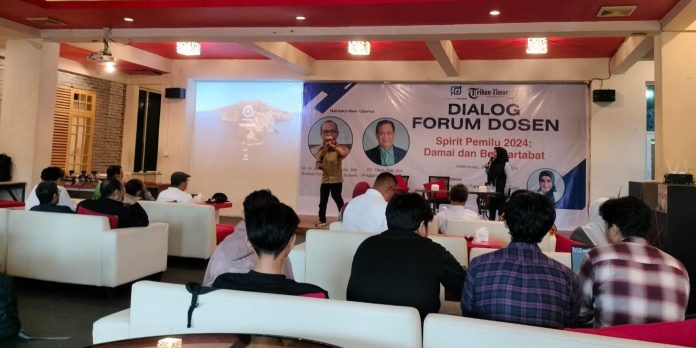 FOTO: Dialog Forum Dosen dengan tema “Spirit Pemilu 2024, Damai dan Bermartabat” di Cafe Red Corner, Jl Yusuf Dg Ngawing, Kota Makassar. Senin (5/2/2024).