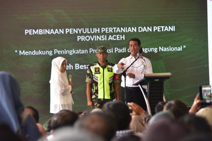 FOTO: Menteri Pertanian (Mentan) Andi Amran Sulaiman saat melakukan lawatan ke Provinsi Aceh di Deunong, Kecamatan Darul Imarah, Kabupaten Aceh Besar, Selasa (6/2/2024).