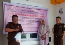 Penyidik Kejati Sulsel Sita 3 Unit Rumah dan 9 Mobil Milik Tersangka Kasus Korupsi Pembangunan Bendungan Paselloreng di Wajo FOTO: Tim penyidik pada asisten tindak pidana khusus Kejaksaan Tinggi Sulawesi Selatan saat menyita rumah milik tersangka kasus korupsi Pembangunan Bendungan Paselloreng di Kabupaten Wajo Tahun 2021.