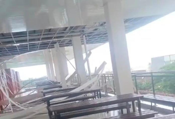 Tangkap layar rekaman video viral runtuhnya atap plafon gedung pinisi Pemkab Bulukumba.