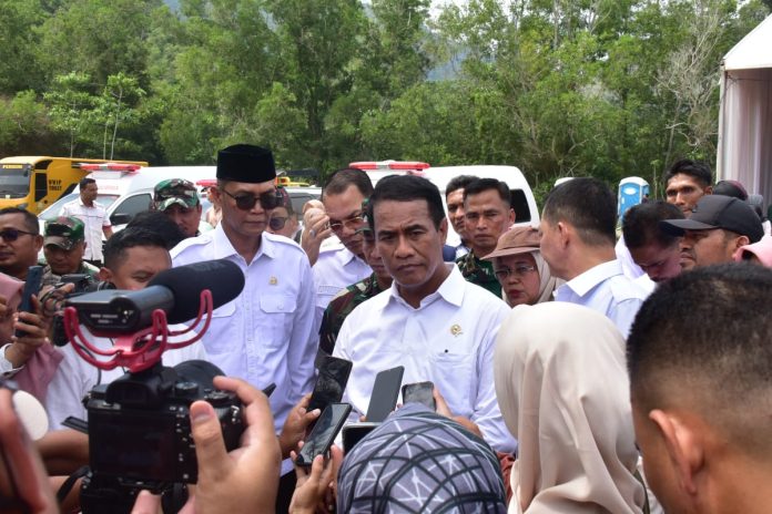 FOTO: Menteri Pertanian Andi Amran Sulaiman menemui awak media usai melakukan panen sekaligus tanam jagung bersama Pangdam Iskandar Muda, Mayjen TNI Novi Helmy Prasetya dan Pj Gubernur Aceh, Achmad Marzuki di lahan Demplot Yonif 112/DJ di Desa Deunong Kecamatan Darul Imarah Kabupaten Aceh Besar. Selasa (6/2/2024)