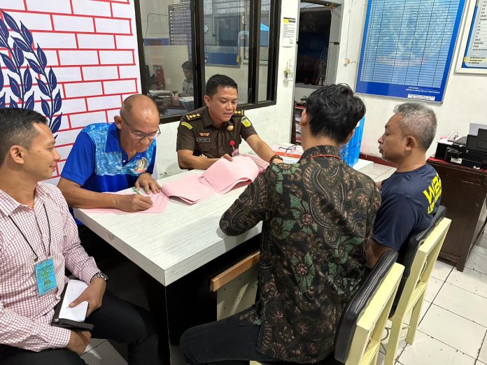 FOTO: Tim Penyidik pada asisten tindak pidana khusus menyerahkan para tersangka kasus dugaan korupsi PT. Surveyor Indonesia Cabang Makassar Tahun 2019-2020 kepada Jaksa Penuntut Umum Kejari Makassar di Lapas Klas IA Makassar. Selasa (6/2/2024)